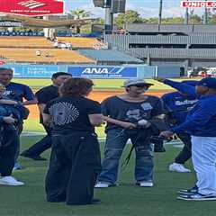 Dave Roberts, Dodgers fanboy out over iconic K-pop group ahead of Mets game