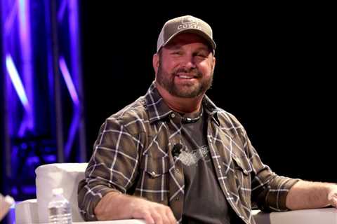 Here’s What Garth Brooks Thought of Morgan Evans’ Cover of ‘Ain’t Going Down (‘Til the Sun..