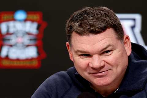 Arizona re-ups coach Tommy Lloyd after turning down massive UNC offer