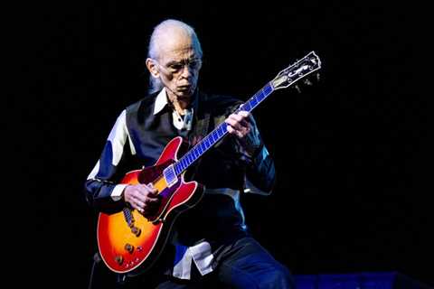 Yes Postpones European ‘Fragile’ Tour as Guitarist Steve Howe Prepares for ‘Essential Operation’