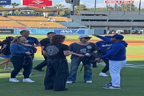 Dave Roberts, Dodgers fanboy out over iconic K-pop group ahead of Mets game