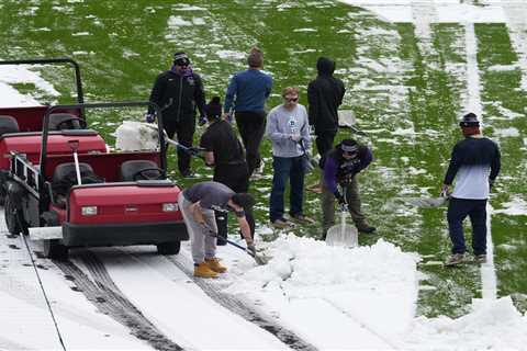 Dodgers, fans enjoy snow day at Coors Field in Denver