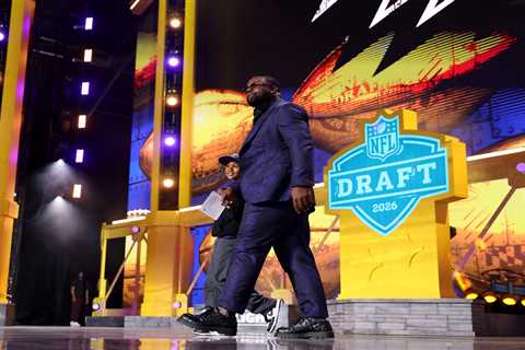 Mark Ingram uses his son to antagonize the Pittsburgh crowd: ‘Steelers still suck’