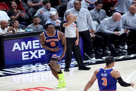 Knicks rout Hawks in must-win Game 4 to even series