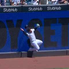Yankees’ Jasson Dominguez carted off after crashing into wall making leaping catch