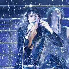 Sombr Rocks 2026 AMAs With Rainy ‘Homewrecker’ Performance — and the Night’s First Win