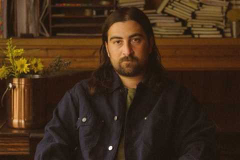 Noah Kahan Earns First No. 1 Album on Billboard 200 With ‘The Great Divide’
