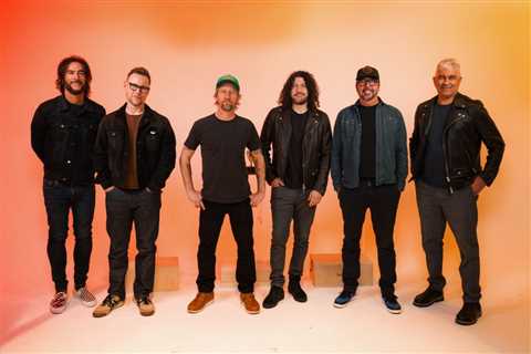 Dave Grohl Shares the Foo Fighters Lyric He Thinks Is ‘So F–king Stupid’ & Recalls David Bowie..