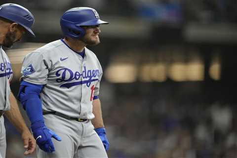 Dodgers’ Max Muncy ‘optimistic’ after getting hit on wrist; X-rays negative
