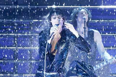 Sombr Rocks 2026 AMAs With Rainy ‘Homewrecker’ Performance — and the Night’s First Win
