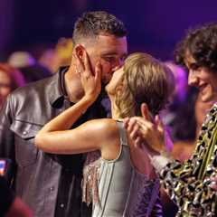 Taylor Swift & Travis Kelce Told Wedding Guests ‘Absolutely No Gifts,’ According to George Kittle