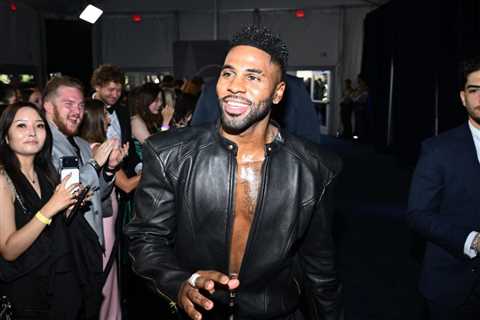 ‘Mmm Whatcha Say?’: Jason Derulo Has a Close Call With Fall on Stage at Summertime Ball