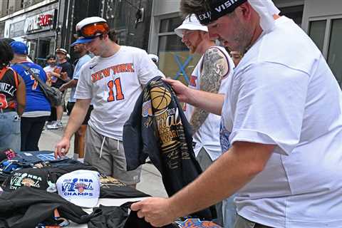 Bootleg Knicks merch selling like hotcakes at NYC ticker-tape parade: ‘Passed $10K this morning’