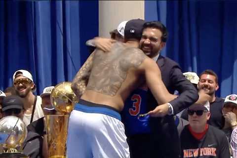 Knicks’ Jeremy Sochan goes shirtless to accept key to city from Mayor Mamdani