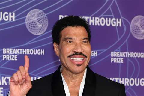 Lionel Richie Cuts Concert Short After Falling Ill Onstage, Video Shows