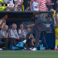 Heated USMNT coach Mauricio Pochettino takes out frustrations on water bottles after second ..