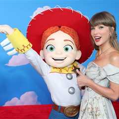 Taylor Swift’s ‘I Knew It, I Knew You’ Debuts at No. 1 on Top Movie Songs Chart