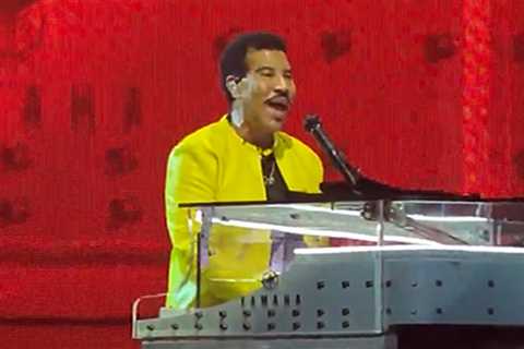 Lionel Richie Returns To Stage In Pittsburgh After Being Hospitalized