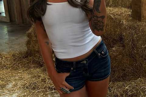 Guess The Female Country Star Showing Off Her Legs!