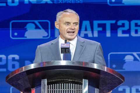 Rob Manfred mispronounces No. 1 pick Roch Cholowsky’s name in brutal MLB draft moment