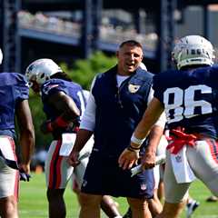 Mike Vrabel in middle of heated moment at Patriots-Eagles joint practice