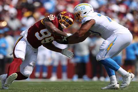 Chargers’ Rashawn Slater gets injury scare, heads to medical tent during training camp