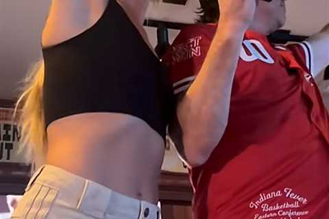 Sophie Cunningham belts out patriotic classic at Indiana bar after Fever win
