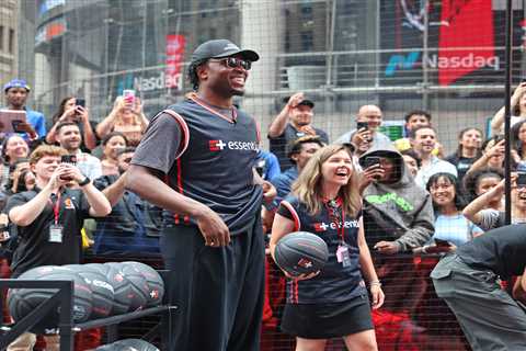 OG Anunoby relives his iconic NBA Finals moment — with the help of fans in Times Square