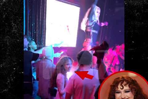 Chappell Roan Doles Out Dough at Drag Show, on Video