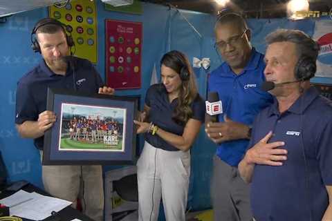 ESPN gives Karl Ravech emotional send-off at Little League World Series during final broadcast