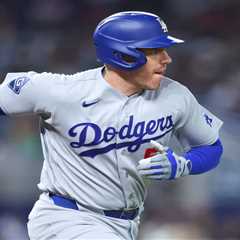 Freddie Freeman knee injury concerns grow with latest Dave Roberts update