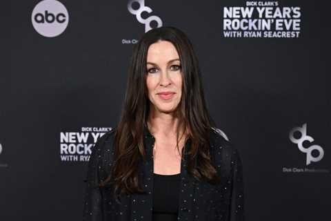 Alanis Morissette Sues Ex-Tour Manager for Fraud & Extortion: ‘Incompetent Blackmailer’