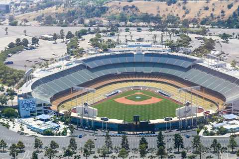 Dead man found hanging near Dodger Stadium during game