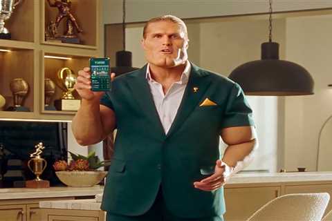 The truth behind bizarre Clay Matthews photos as fans go wild