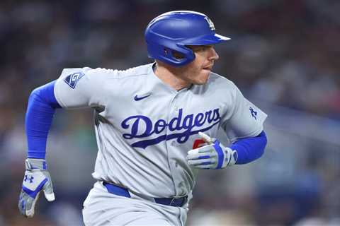 Freddie Freeman knee injury concerns grow with latest Dave Roberts update